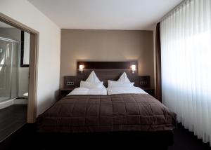Postel nebo postele na pokoji v ubytování Hotel Germania + 32 fotografií