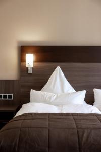 سرير أو أسرّة في غرفة في Hotel Germania