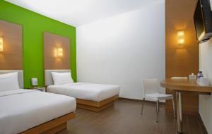 Postel nebo postele na pokoji v ubytování Amaris Hotel Cirebon