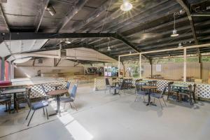 מסעדה או מקום אחר לאכול בו ב-Rondout Valley Camping Resort Deluxe Park Model 11
