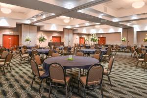 a large banquet hall with tables and chairs at Holiday Inn Poplar Bluff by IHG in Poplar Bluff