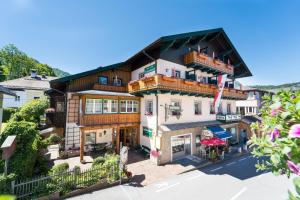 una vista aérea de una casa grande en Hotel-Garni Schernthaner, en Sankt Gilgen