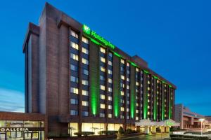 um edifício de hotel com um sinal verde em Holiday Inn Binghamton-Downtown Hawley Street, an IHG Hotel em Binghamton