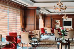 A seating area at Crowne Plaza Istanbul Asia by IHG