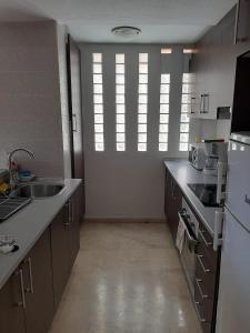 Kuchyň nebo kuchyňský kout v ubytování Albir Sunshine Apartments