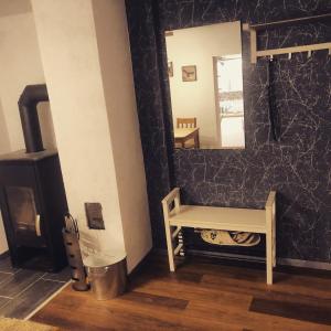 - un salon avec un banc et un miroir dans l'établissement Ferienhaus am Hahnenkopf, à Rübeland