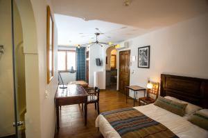 Posteľ alebo postele v izbe v ubytovaní Boutique Hotel La Posada del Angel Ojén + 37 fotografií