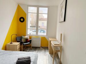 1 dormitorio con cama, escritorio y ventana en 021 CHIC & COSY GRAND APPART 84m2 HYPERCENTRE WIFI SMART TV NETFLIX en Saint-Étienne