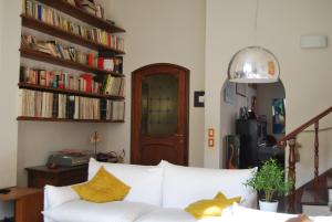 フィレンツェにあるB&B Le Ortensieのリビングルーム(白いソファ、黄色い枕付)