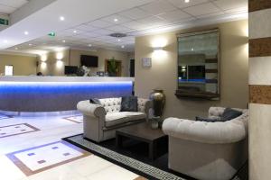 A seating area at BV Hotel Oly