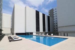 a swimming pool on the roof of a building at Holiday Inn & Suites Monterrey Apodaca Zona Airport, an IHG hotel in Monterrey