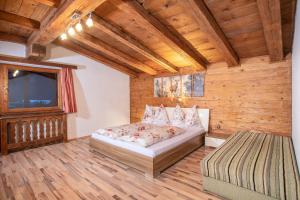 sypialnia z łóżkiem i telewizorem w pokoju w obiekcie Camping Inntal w mieście Wiesing