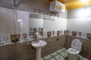 ein Badezimmer mit Toilette, Waschbecken und Dusche in der Unterkunft Hoa Chanh Bungalow in Sa Pa
