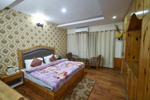 เตียงในห้องที่ Manali Valley Resort