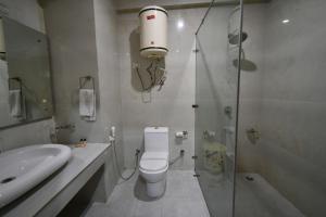 Bilik mandi di Manali Valley Resort