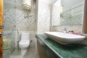 Bilik mandi di Manali Valley Resort