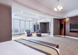 Televisyen dan/atau pusat hiburan di Best Plaza West Bay Hotel