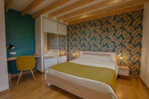 a bedroom with a bed and a green wall at La Chambre D'amis LA COSTIGNIERES in Montgueux