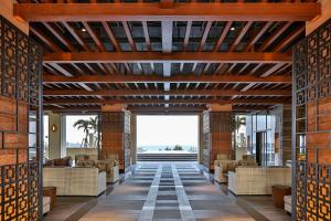 een lobby van een resort met uitzicht op de oceaan bij Hiyori Ocean Resort Okinawa in Onna