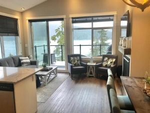 Zona d'estar a Sandy Feet Retreat Port Renfrew- Oceanfront 2BR modern cottage