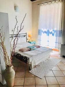 a bedroom with a bed and a vase at Appartamenti Le Rondini in Cagliari