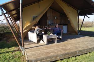 un grupo de personas sentadas en una tienda en Hoeve Linnerveld, 