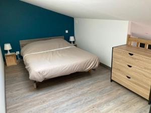 1 dormitorio con 1 cama y vestidor con 2 lámparas en studio meublé du bourg en Puymiclan