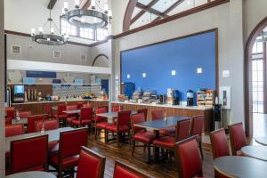 A restaurant or other place to eat at Holiday Inn Express San Clemente N – Beach Area, an IHG Hotel