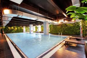 Bazén v ubytování Crowne Plaza Shanghai Jinshan by IHG nebo v jeho okolí