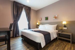 Postel nebo postele na pokoji v ubytování DK Hotel