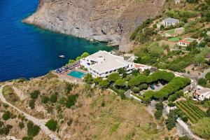 una vista aerea di una casa su una collina vicino all'acqua di Hotel Grazia alla Scannella a Ischia