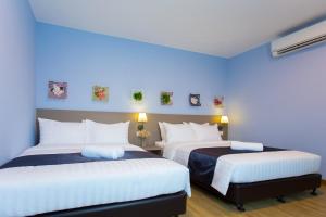 Postel nebo postele na pokoji v ubytování DK Hotel