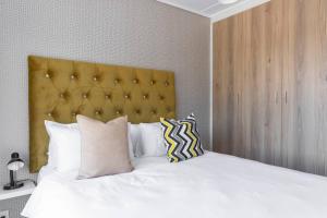 Un pat sau paturi într-o cameră la Alimama Spaces: The Robert's Greenlee Apartment