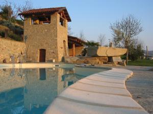 Bazén v ubytování Agriturismo Sondrea nebo v jeho okolí