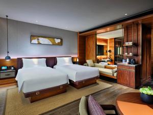 Un pat sau paturi într-o cameră la InterContinental Shanghai Wonderland, an IHG Hotel