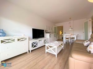 Televízia a/alebo spoločenská miestnosť v ubytovaní Apartamento Bluedream by Rent Costa Brava