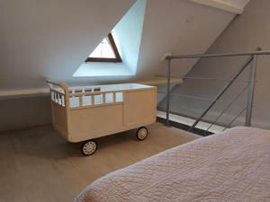 Un pat sau paturi într-o cameră la Gîtes Les Colombages