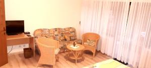 - un salon avec un canapé, une table et des chaises dans l'établissement Hotel Haus Koppelberg, à Wipperfürth