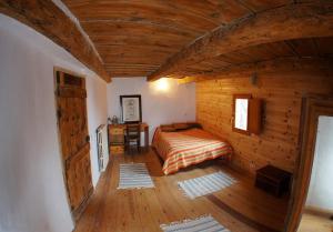 a bedroom with a bed and a desk in a room at Abella Climb Eco Refugio Permanent Closure in Abella de la Conca