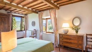 Un dormitorio con una cama, una cómoda y un espejo. en VILLALTA 18&2, Emma Villas, en Arezzo 60 fotos más