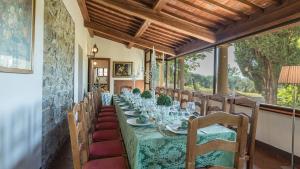Un comedor largo con una mesa larga y sillas. en VILLALTA 18&2, Emma Villas, en Arezzo