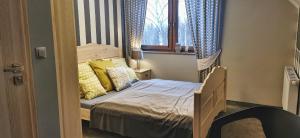 Postel nebo postele na pokoji v ubytování Willa Sowia Dolina - Apartamenty z aneksami i wyjsciem na ogrod + 37 fotografií