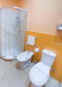 メッシーナにあるB&B Antonello da Messinaのバスルーム(シャワー、トイレ、シンク付)