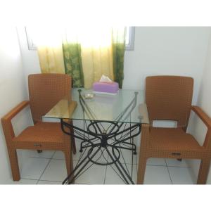 Seating area sa Reva Room on Gunung Putri Square Apartment