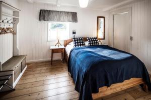Un dormitorio con una cama grande y una ventana en Norsminde Kro Anneks, en Odder