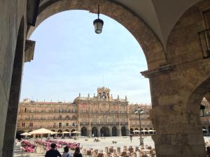 un grande edificio con persone sedute di fronte ad esso di Apartamento nuevo, accesible y con piscina !!! a Salamanca