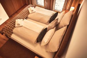 a bedroom with two beds with pillows at Adler Lodge D3 by AA Holiday Homes in Tauplitz