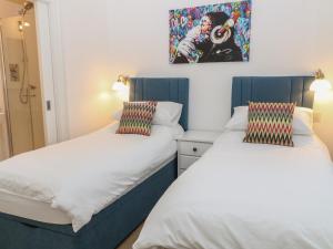 Dos camas una al lado de la otra en un dormitorio. en 2 Garden Apartment, en Kingsbridge 22 fotos más