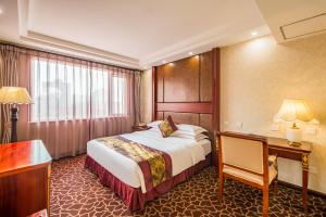 Posteľ alebo postele v izbe v ubytovaní Beijing Commercial Business Hotel