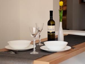 un tavolo con due bicchieri e una bottiglia di vino di Deluxe apartments Bled a Bled